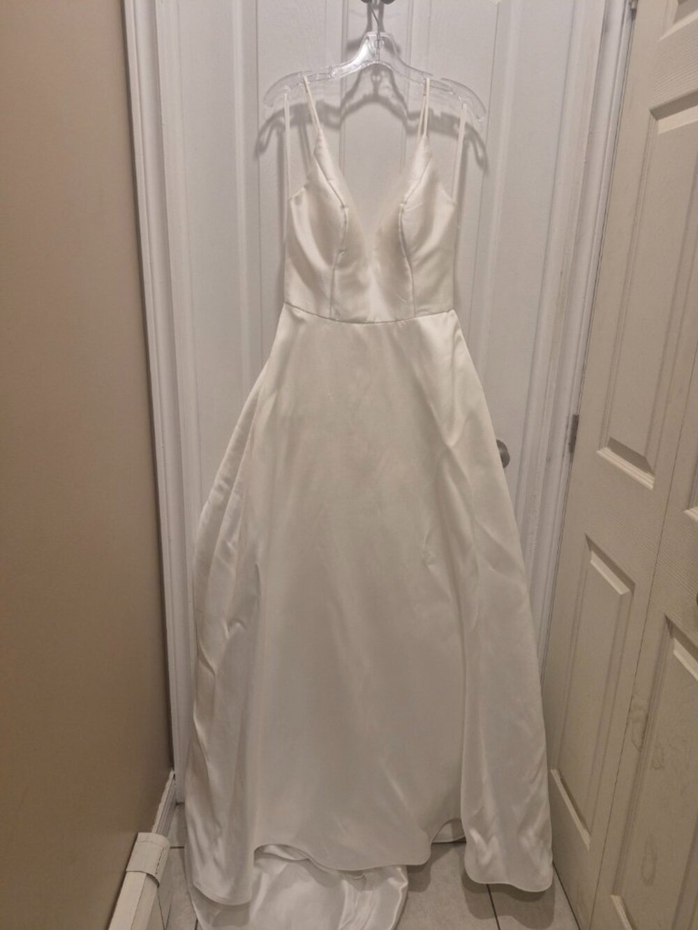 Elegant Satin Wedding Dress – Size 12 – Classic & Timeless